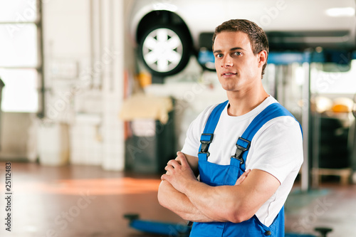 Automechaniker in seiner Werkstatt