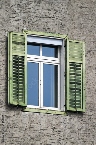 Fenster mit grünen Fensterläden