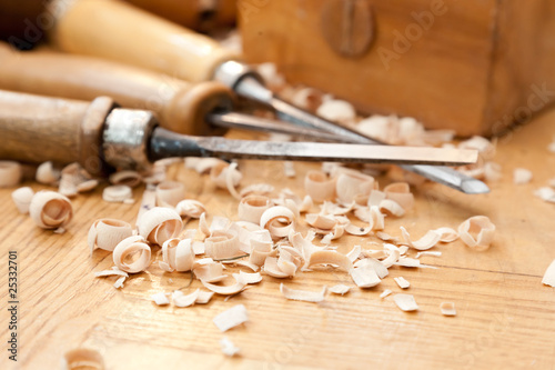 Schnitzer Werkzeug eines Handwerkers auf einer Holzbank