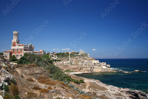 Portopalo-Paesaggio con vecchia tonnara e castello