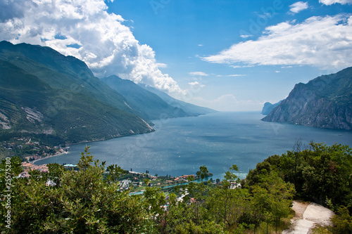 Blick von Riva del Garda auf den Gardasee