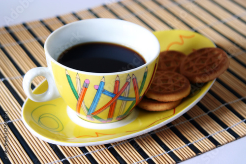 colazione con caffè americano e biscotti