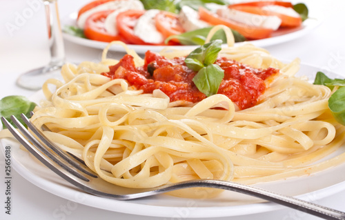 Linguine pasta with fresh tomato sauce and basil
