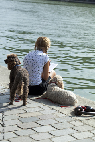 femme célibataire et chiens au bord de l'eau