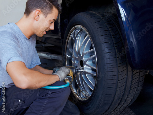 Tyre fitting with new alu rim on a suv