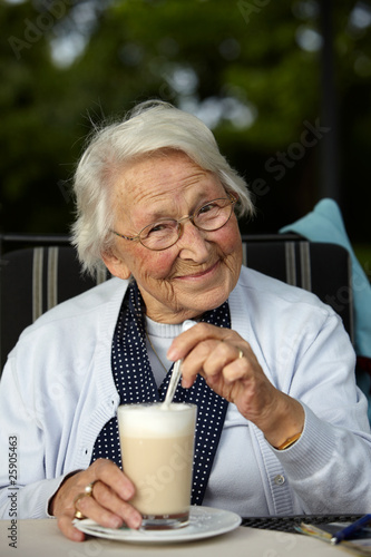 Nette alte Dame Latte Macchiato