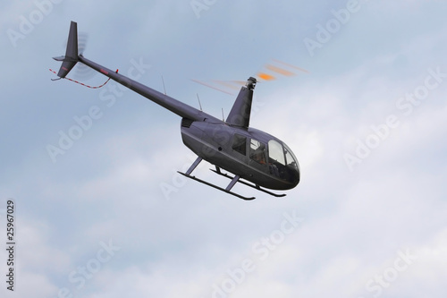 Hubschrauber mit drehendem Rotor im Flug
