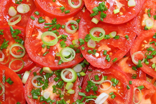 Tomatensalat mit Lauch und Schnittlauch.
