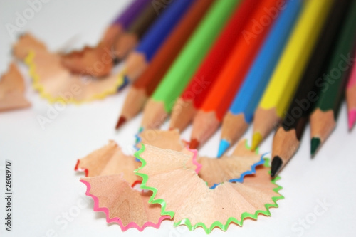Деревянная стружка и цветные карандаши