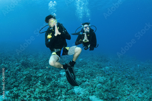 Asian scuba divers make a Thai Wai sign