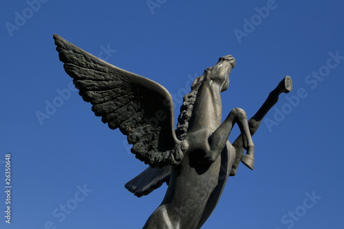 Kamienny cmentarny anioł , pomnik