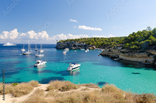 Boote in der Bucht von Cala Portals Vells, Mallorca