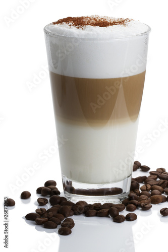 latte macchiato mit schokopulver und kaffeebohnen