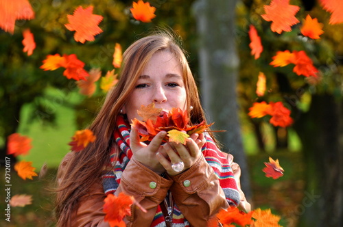 Junge Frau im Herbst