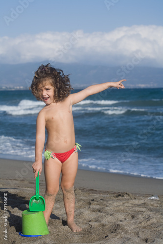 bambina in riva al mare