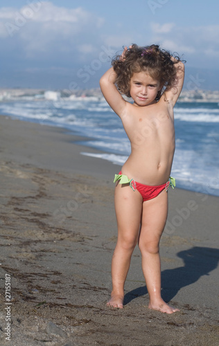 bambina ni riva al mare