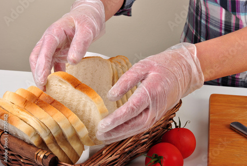 eine Scheibe Toastbrot wird einem Korb entnommen