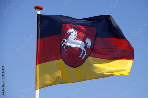 Flagge des deutschen Bundeslandes Niedersachsen