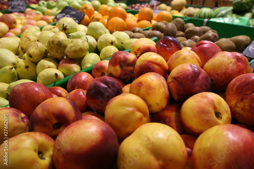 pesche ed altra frutta in esposizione sul banco del mercato