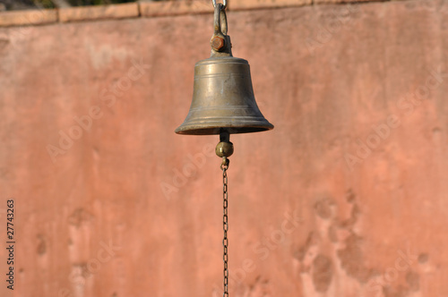 campana de bronce,llamar la atencion