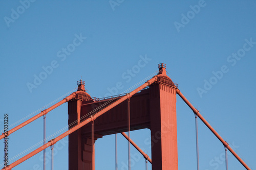 Brückenpfeiler vor blauem Himmel