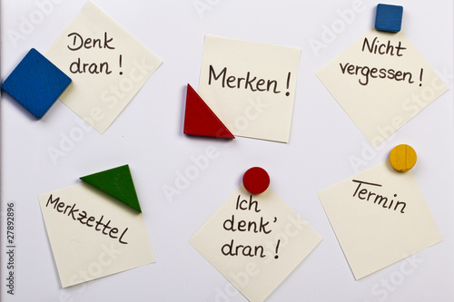 Merkzettel auf Tafel