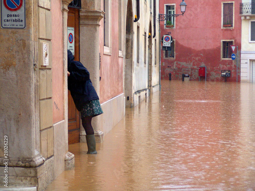 alluvione acqua pioggia esondazione pericolo strada