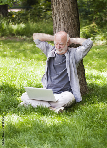 homme retraité paisible sous un arbre