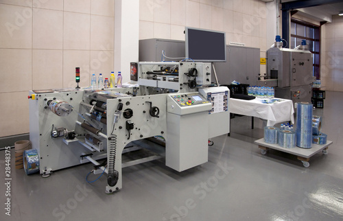 Shrink sleeve labeler machine