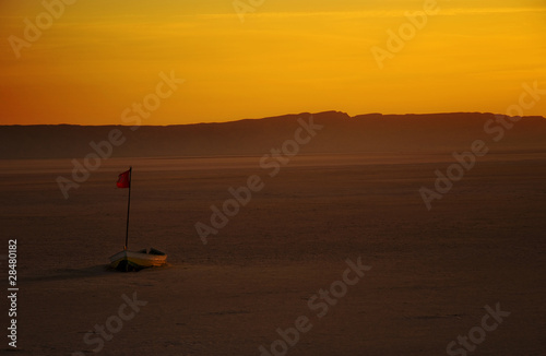 wschód słońca na słonym jeziorze, Tunezja