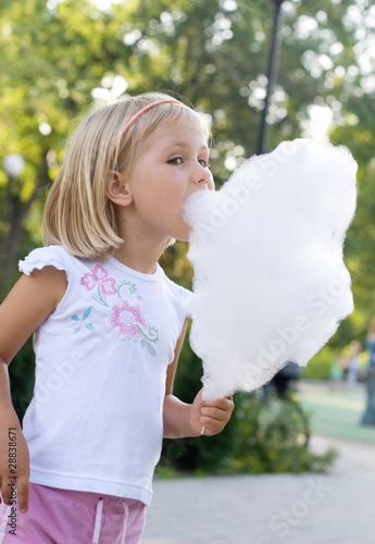 girl wit candyfloss