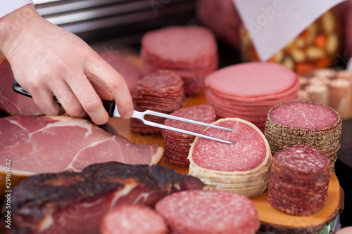 salami und schinken in der theke