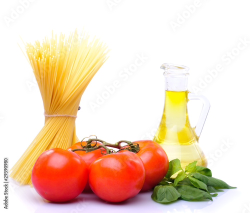 Spaghetti with tomatoes, olive oil and basil