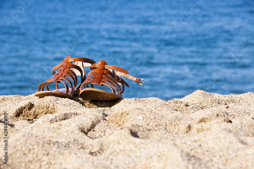 Sandales sur une plage