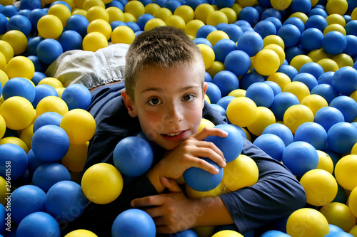 garçon dans la piscine à balles