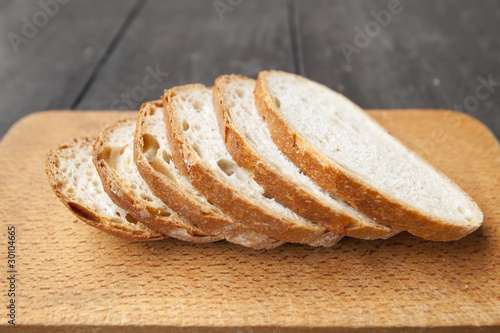 Świeży polski chleb na stole