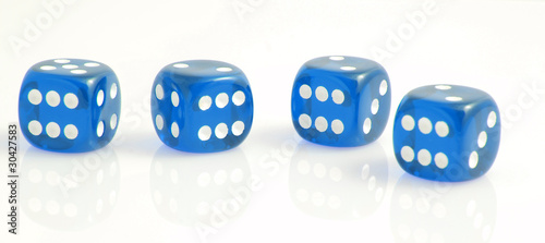 Vier blaue Würfel zeigen eine Sechs
