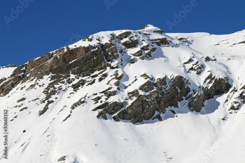 montagne et rocher ensevelie sous la neige