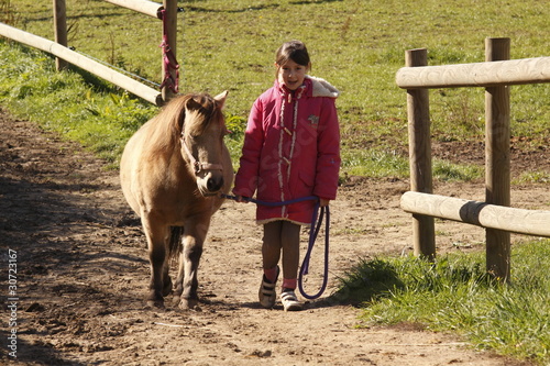 enfant avec un poney
