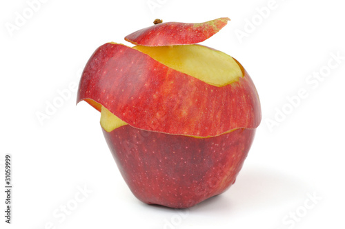 czerwone jabłko częściowo obrane na białym tle