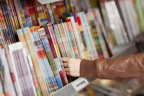 zeitschriften im regal