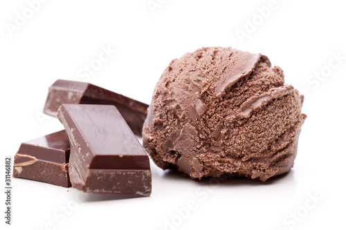 Eine Kugel Schokoladeneis mit Schokolade