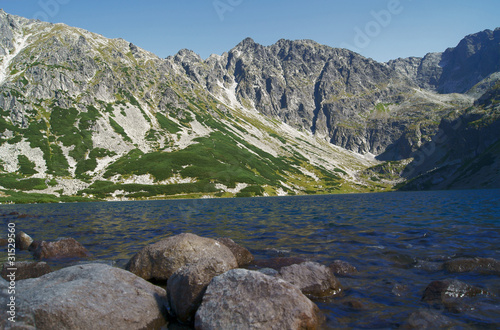 jezioro i skalista góra 2