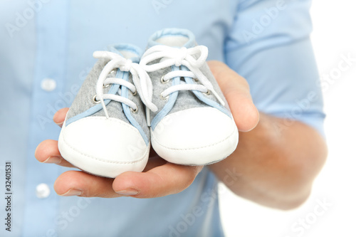 mann mit babyschuhe junge kinderwunsch