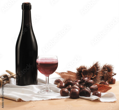 Bottiglia e bicchiere di vino rosso