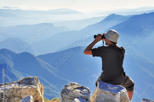 hommes aux jumelles scrutant l'horizon