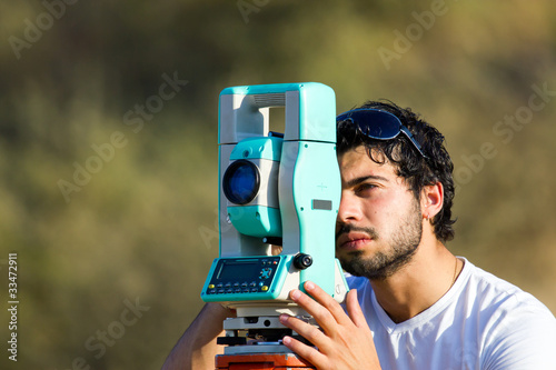 Ragazzo Geometra e Rilievi Topografici in campagna