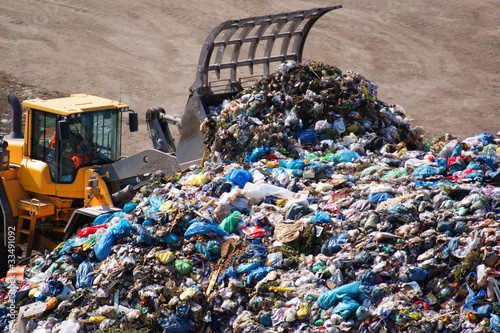 Bagger mit Hausmüll