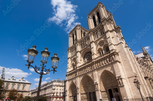 Façade de Notre Dame de Paris - France