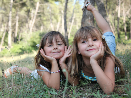 Deux starlettes jouant dans la forêt (été 6-7 ans)